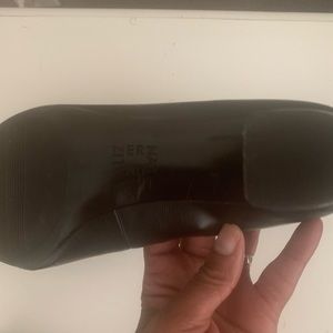 Black Naturalizer pump worn 6x’s.lil scuff on the toe Size 9.5